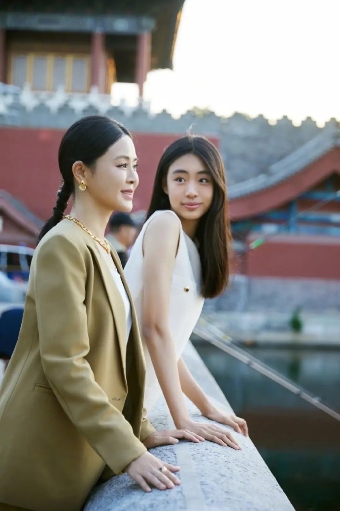 佟大为女儿都这么大了，都比妈妈关悦高了 ​ ​​​