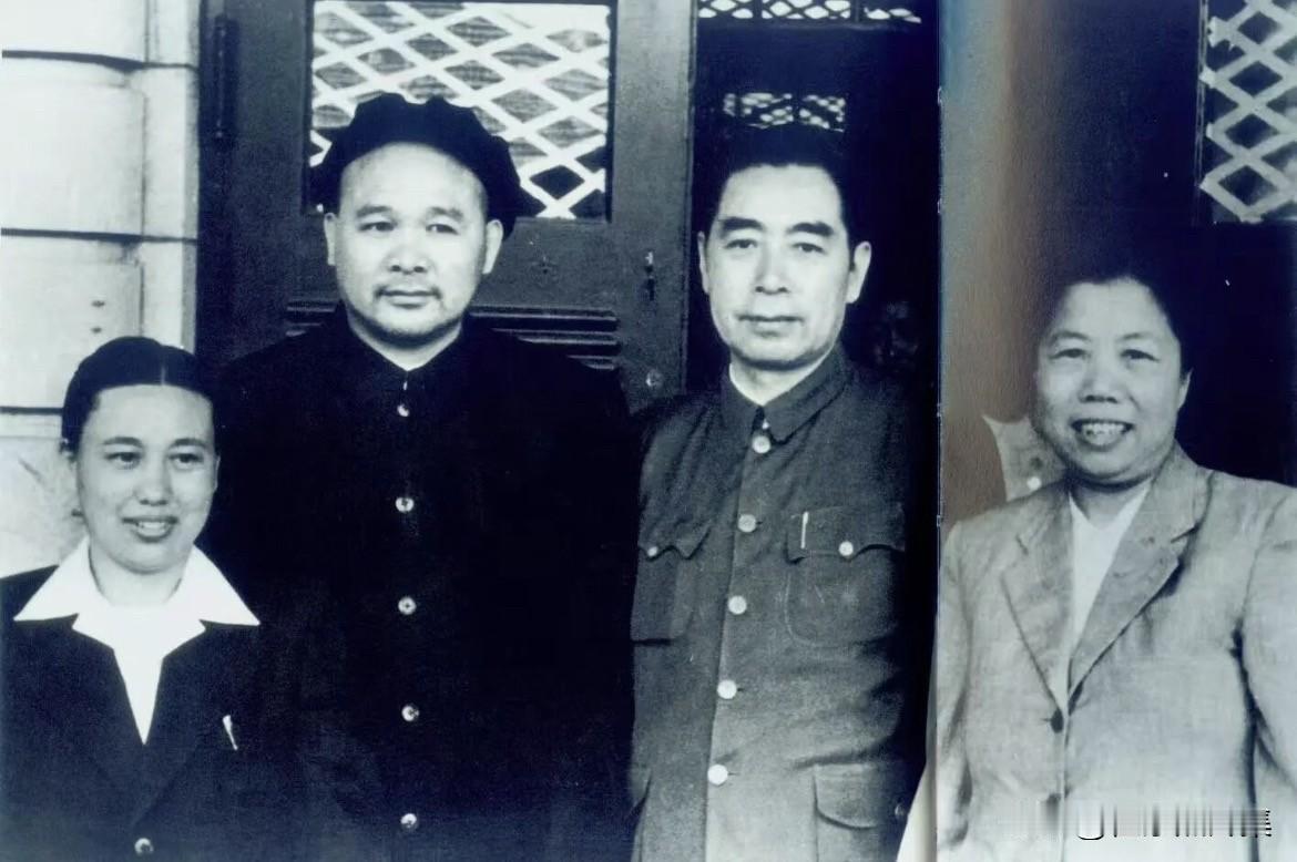 【开国功臣图片故事267】
1955年，周恩来总理与邓颖超同志在辽宁大连，看望正
