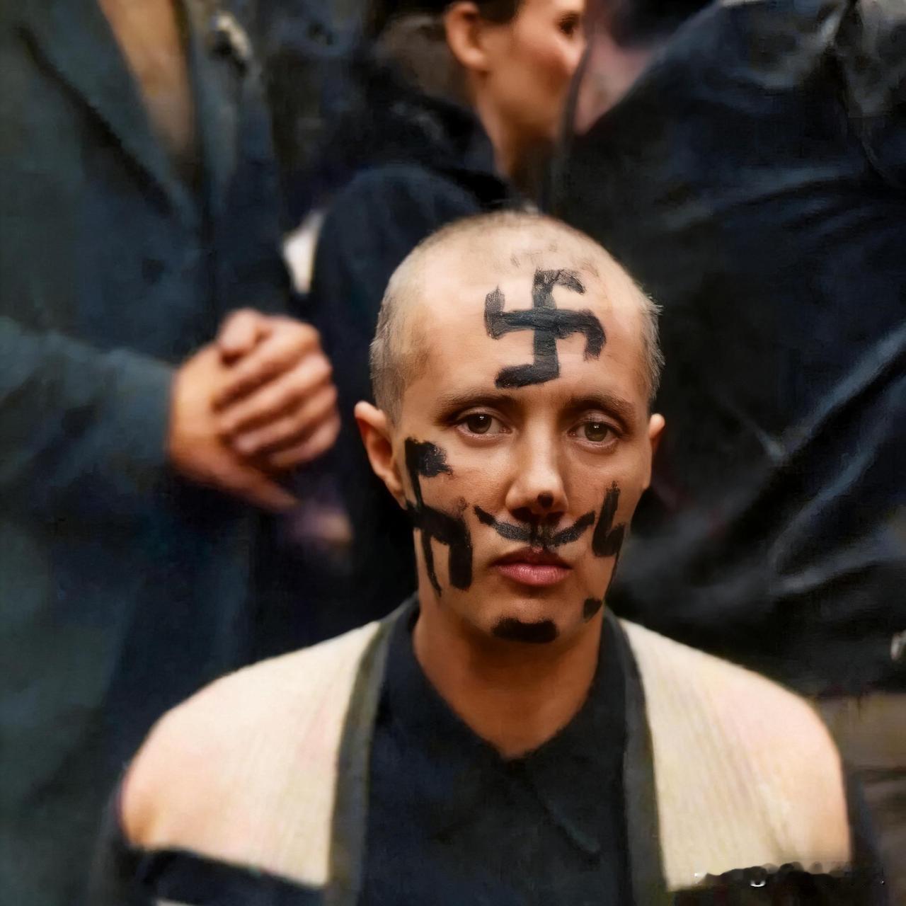 一名被指控与纳粹勾结的法国女性额头上被画上卍字符号。

1944年夏，巴黎解放的