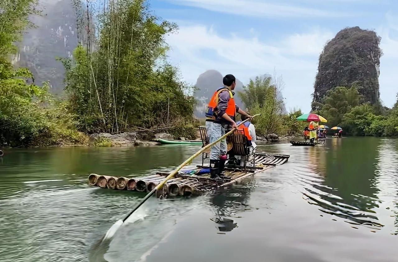 在遇龙河乘竹筏就像进入了一幅天然画卷。
遇龙河是漓江的支流，景色原始纯净。两岸山