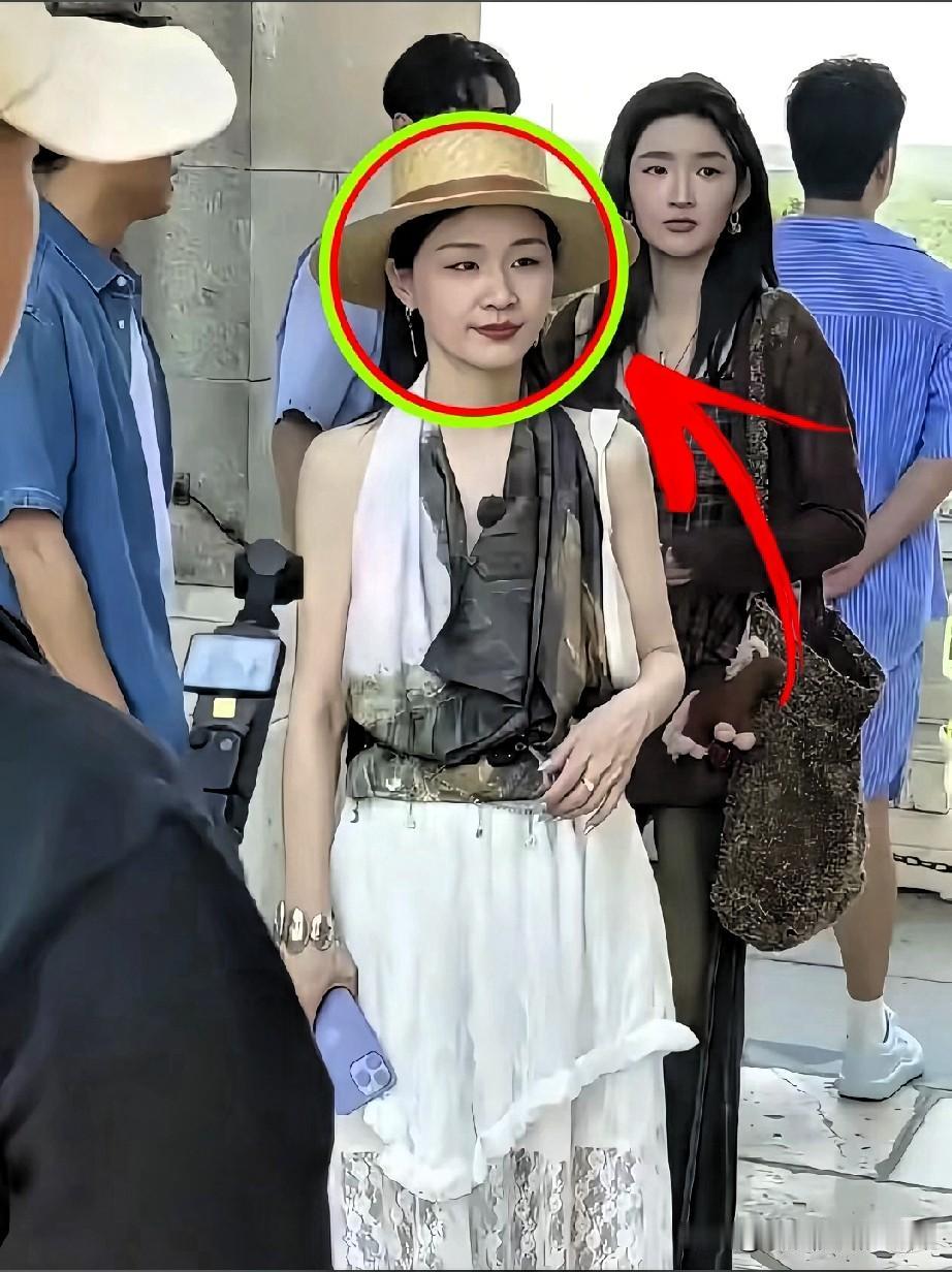 滤镜碎光！王家卫录音曝光，私下言论太颠覆…

娱乐圈今早被一段录音炸穿！那个戴墨