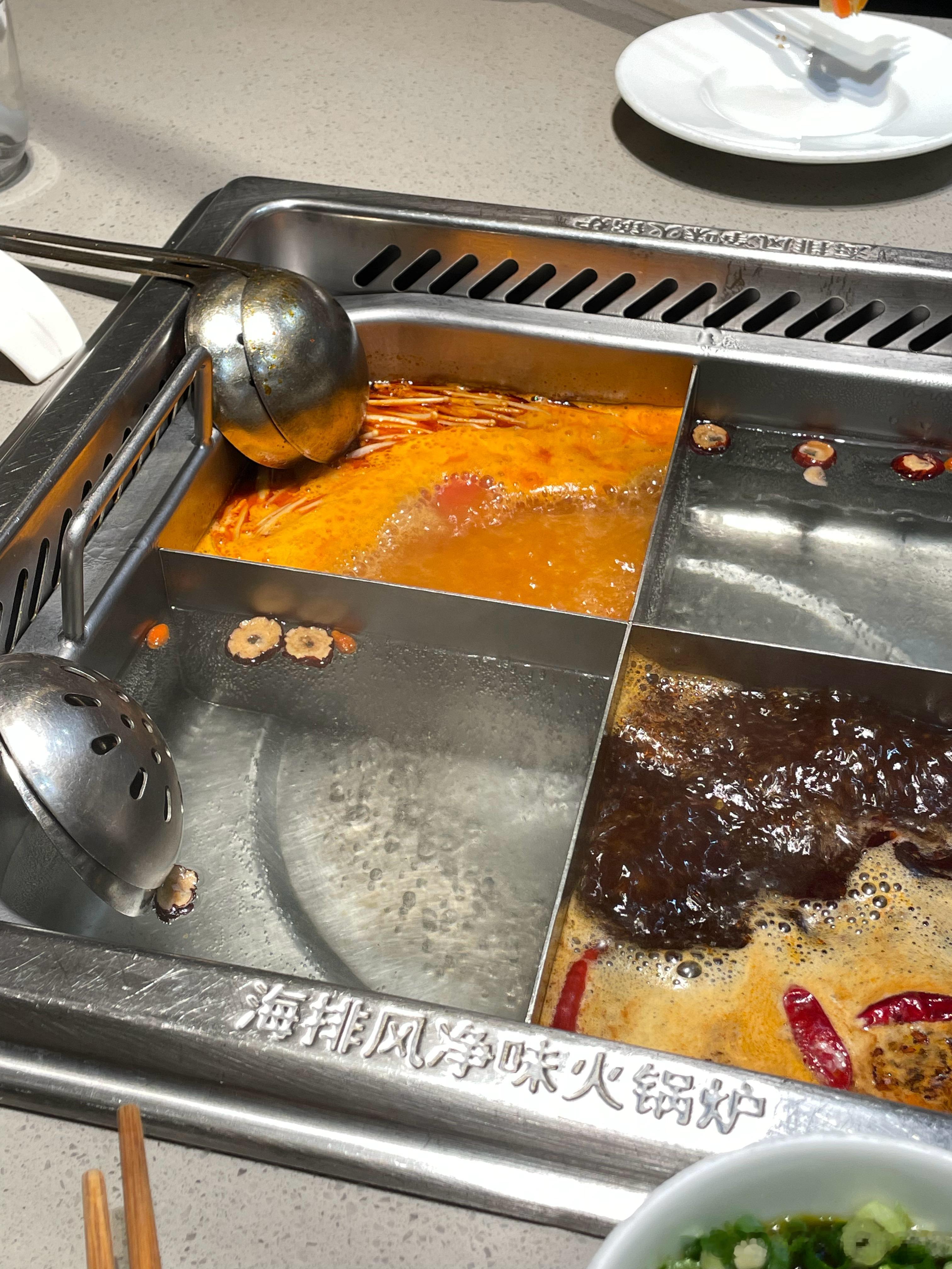 海底捞新出的贵州酸汤锅底真滴🉑！越煮酸香味越浓郁，不油腻，夏天吃很开胃，粉兑水