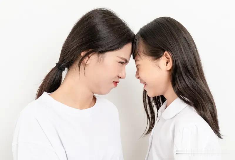 和父母说话确实得讲究方式。我就有过这样的经历，本想和爸妈分享工作趣事，结果他们开