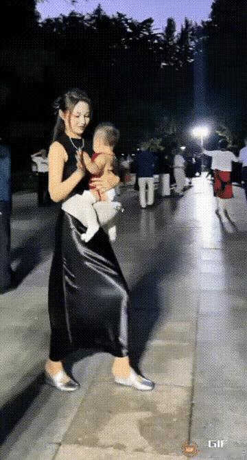 这个妈妈非常不错，从小就培养孩子的舞蹈基因[大笑]