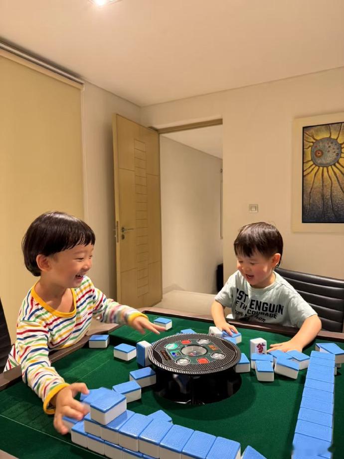 GAI带娃泰国度假 这次度假GAI晒出的泰国九宫格照片里，儿子柚子频繁出镜，含柚