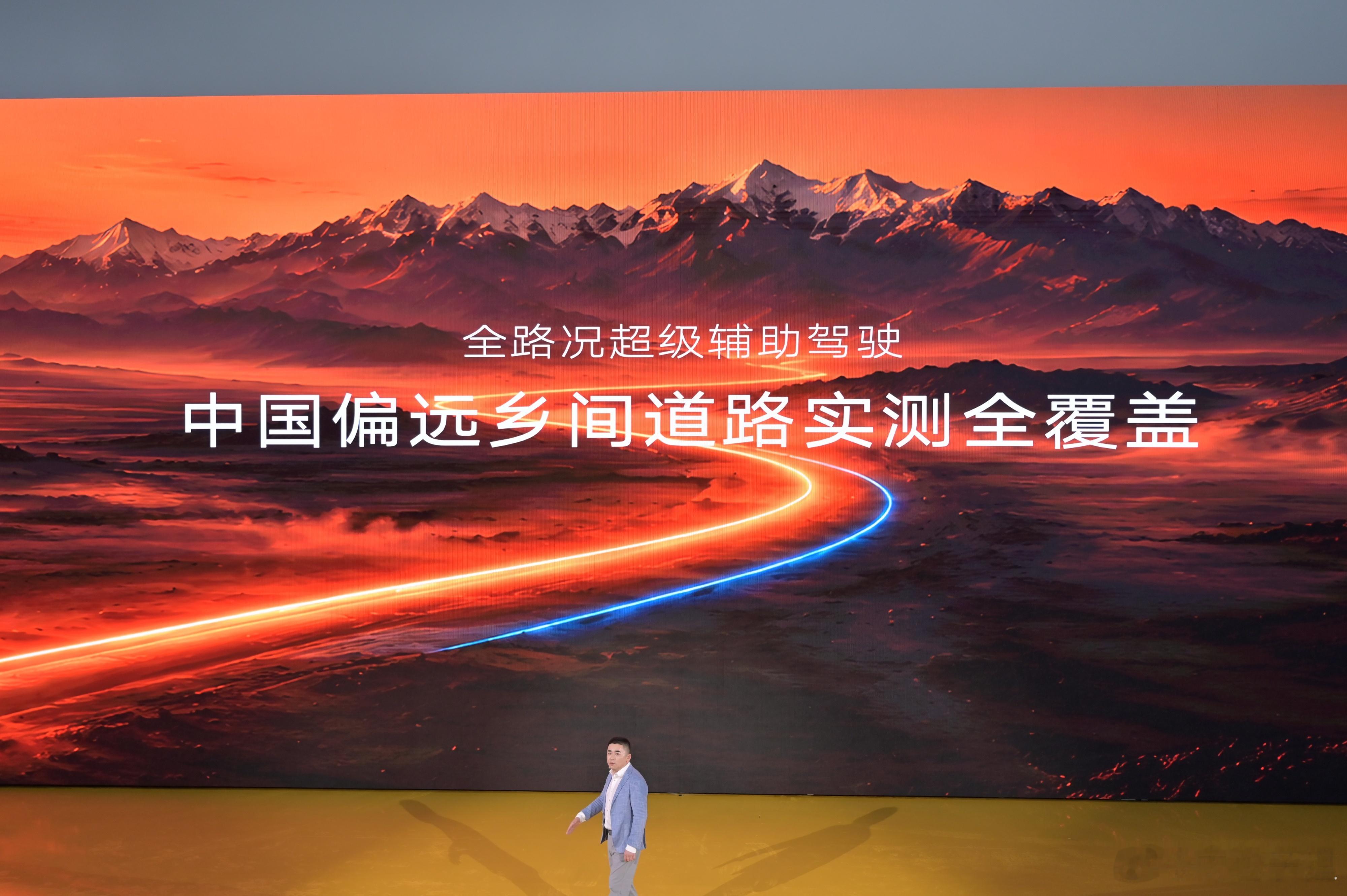 凯迪拉克全新 XT5 PHEV 搭载了 Momenta R7 大模型，说实话 R
