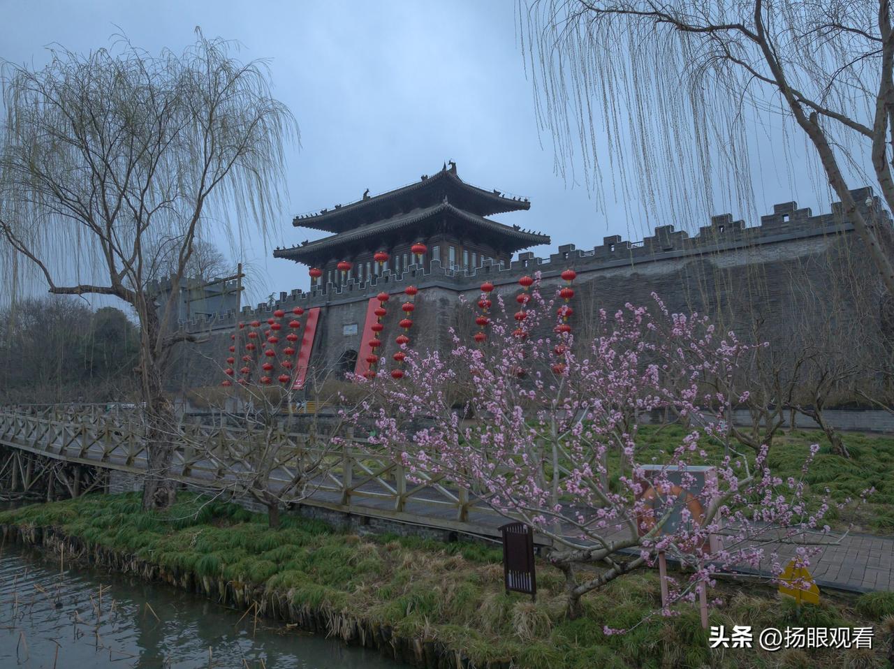 扬州宋夹城是宋代古城遗址，今为免费体育休闲公园，依水环城，草木葱茏。惊蛰时节，柳