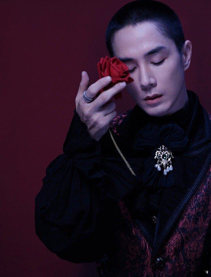 吸血鬼男主本子快给李承铉递上披荆斩棘暗夜爵迹，血色浪漫。李承铉异瞳蛊惑，华服优雅