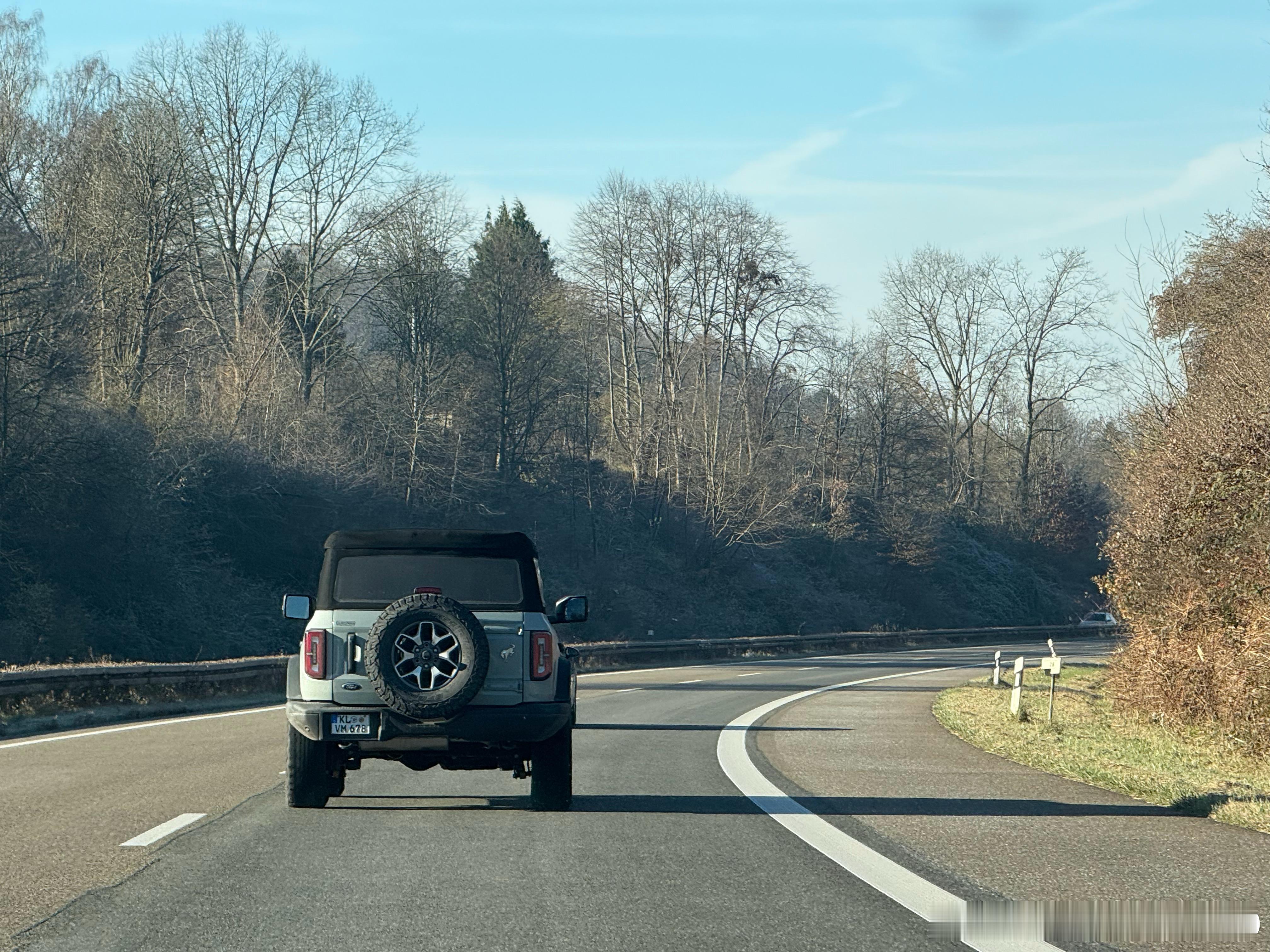 德法边境偶遇美军私车 美规福特烈马与起亚秀尔 
