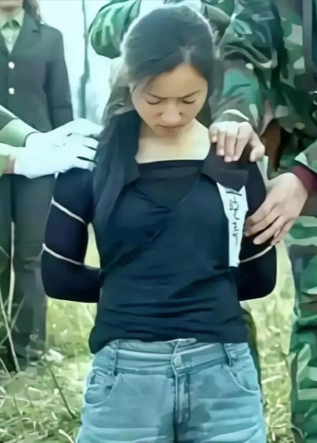 1994年，26岁的牛晓秀被押往刑场，在行刑前，她不住颤抖，随之裤子被尿液浸湿。