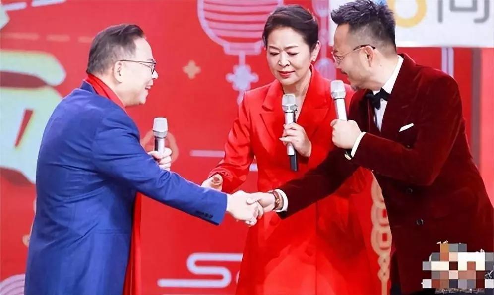 他是个真正的爱国者。1984年春晚，他就只唱了这一首歌，瞬间火遍全中国。那深情的