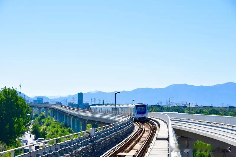 平谷线地铁运营猜想，机车发车时段6-9时，8-10分钟一趟，10-17时段，20