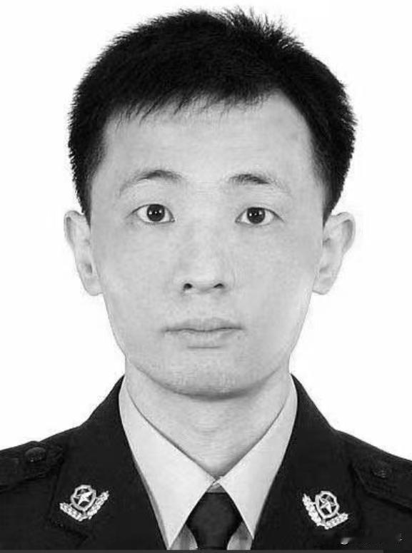 致敬英雄，中国一流大学要有具体行动
武汉市汉兴街派出所分管刑侦的副所长邱建军，在