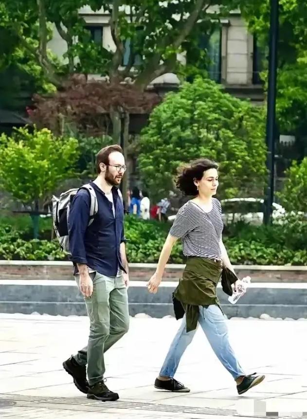 成都宽窄巷子，俩外籍游客吃饱喝足抹嘴就走，被店主拦下要钱时，不仅两手一摊装听不懂
