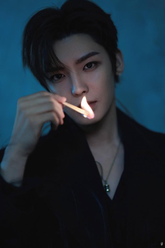 侯明昊又开始玩火了 侯明昊活动出发图手持火柴低头点燃的画面太绝了！火光摇曳间映出