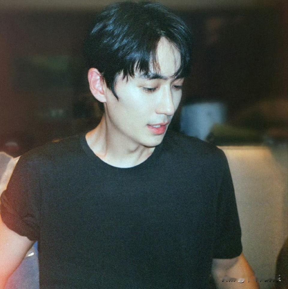 近日，朱一龙工作室再度更新动态，引发粉丝热烈关注。工作室不仅分享了朱一龙在好莱坞