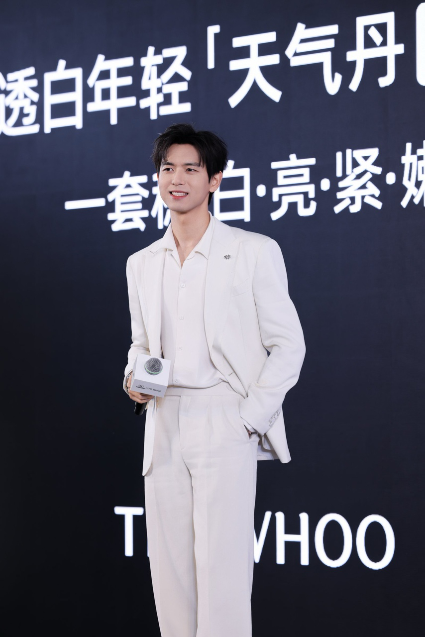 谁看了今天的李现不说一句绝绝子！上海活动现场本人帅得很有攻击性，轮廓分明气质拉满