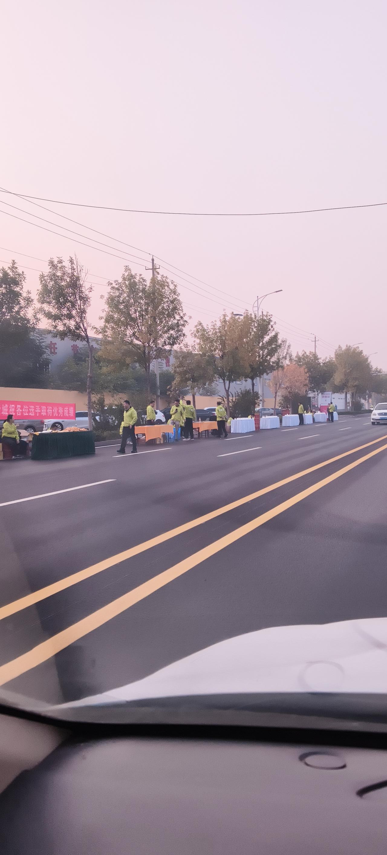 刚跑完人生第一场半马，净成绩2小时17分，冲线的时候腿都在抖，但那种爽感真的没法
