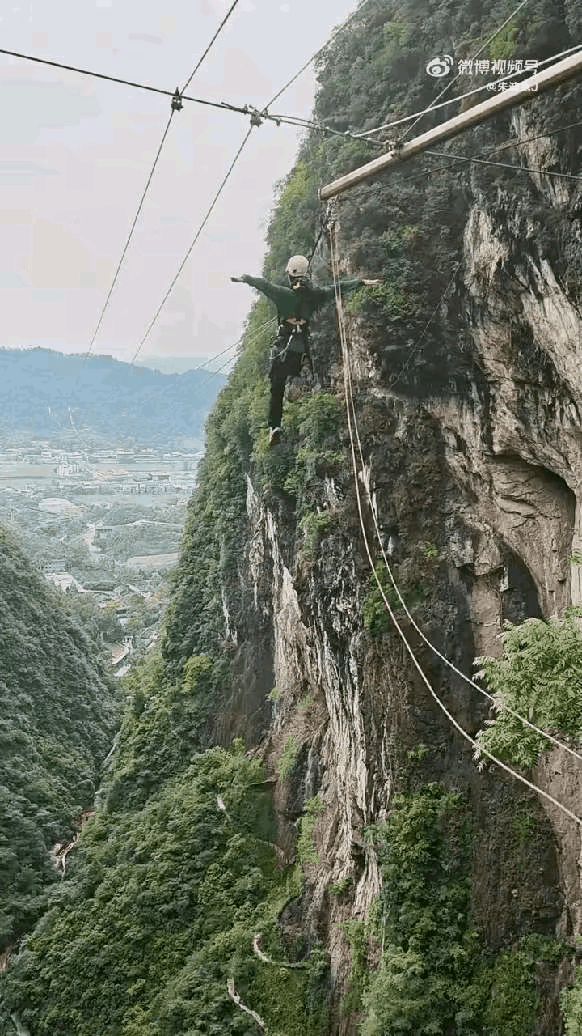 女孩事发意外的重庆探险——高空秋千项目。看着都吓死人。君子不立危墙之下，这样的旅