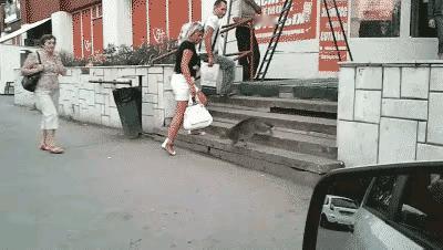 一只中华狸花猫漂洋过海被带到了德国，它吃不惯德国汉堡的味道，每天跑到一家海鲜店偷