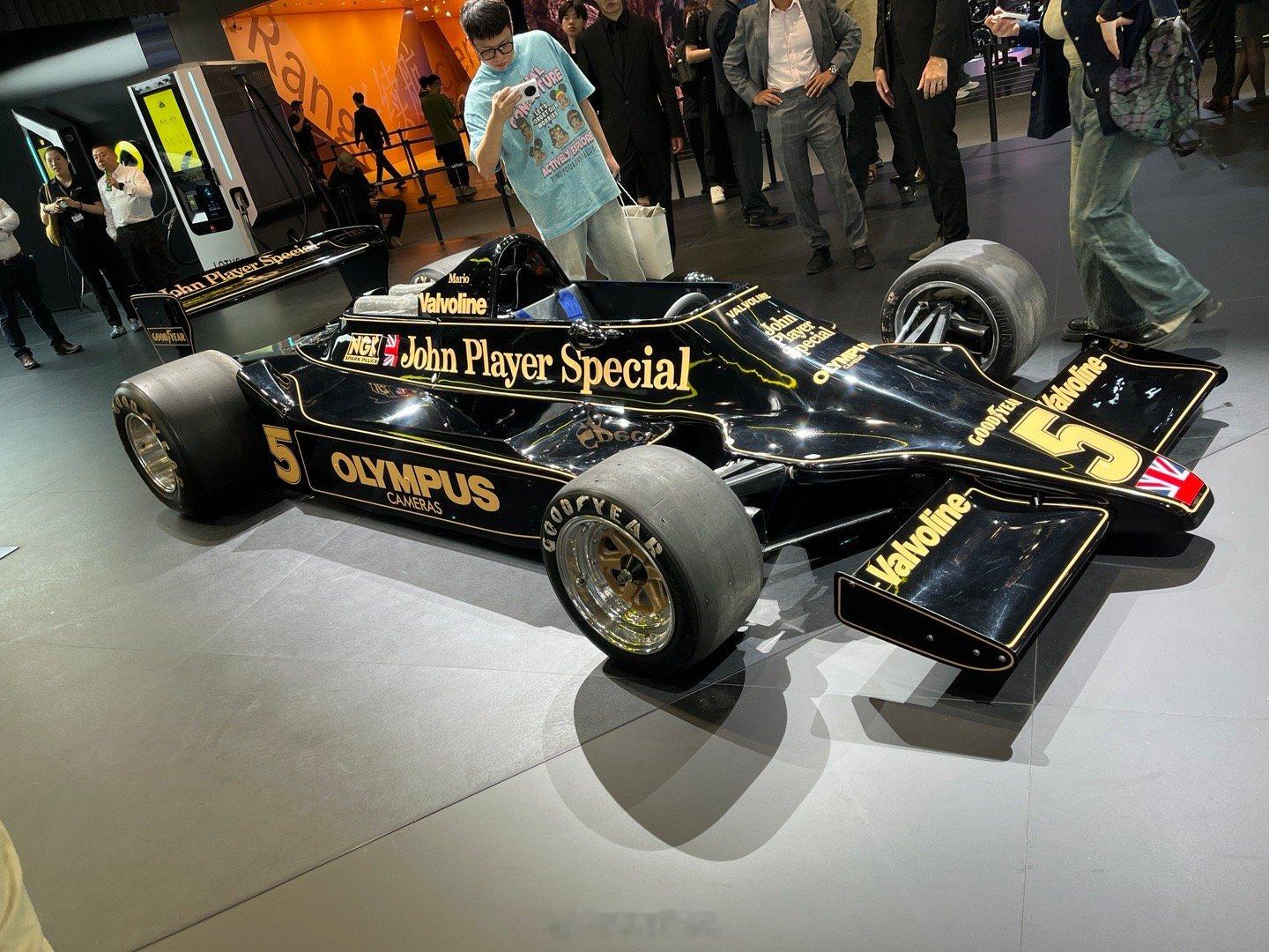 多少胶佬翻遍了资料想看看细节，颜色，结构，但在车展上却无人问津，好歹是当年冠军车