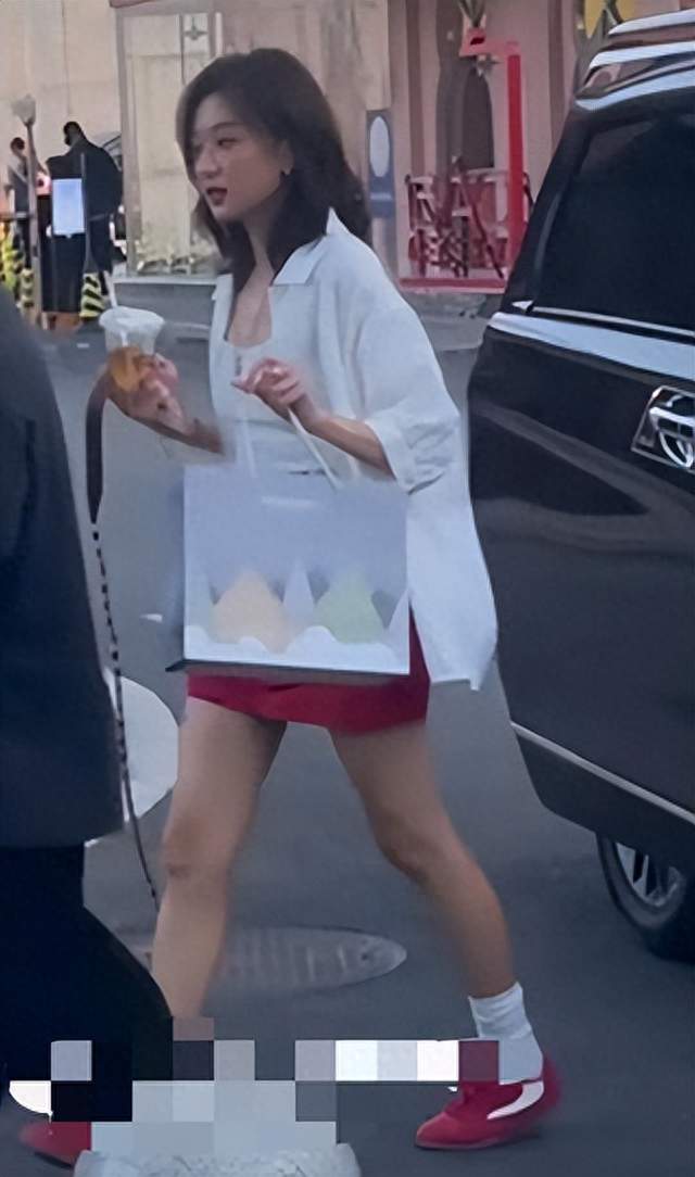 孙千北京遛狗被偶遇！短发利落，大长腿很吸睛，虎背熊腰略显臃肿