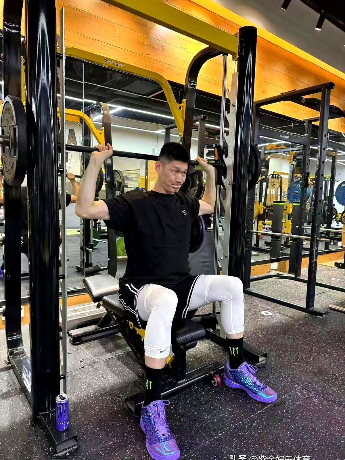 CBA总决赛刚打完4天，别人都在度假，胡金秋已经泡在健身房里了。

照片里，他举