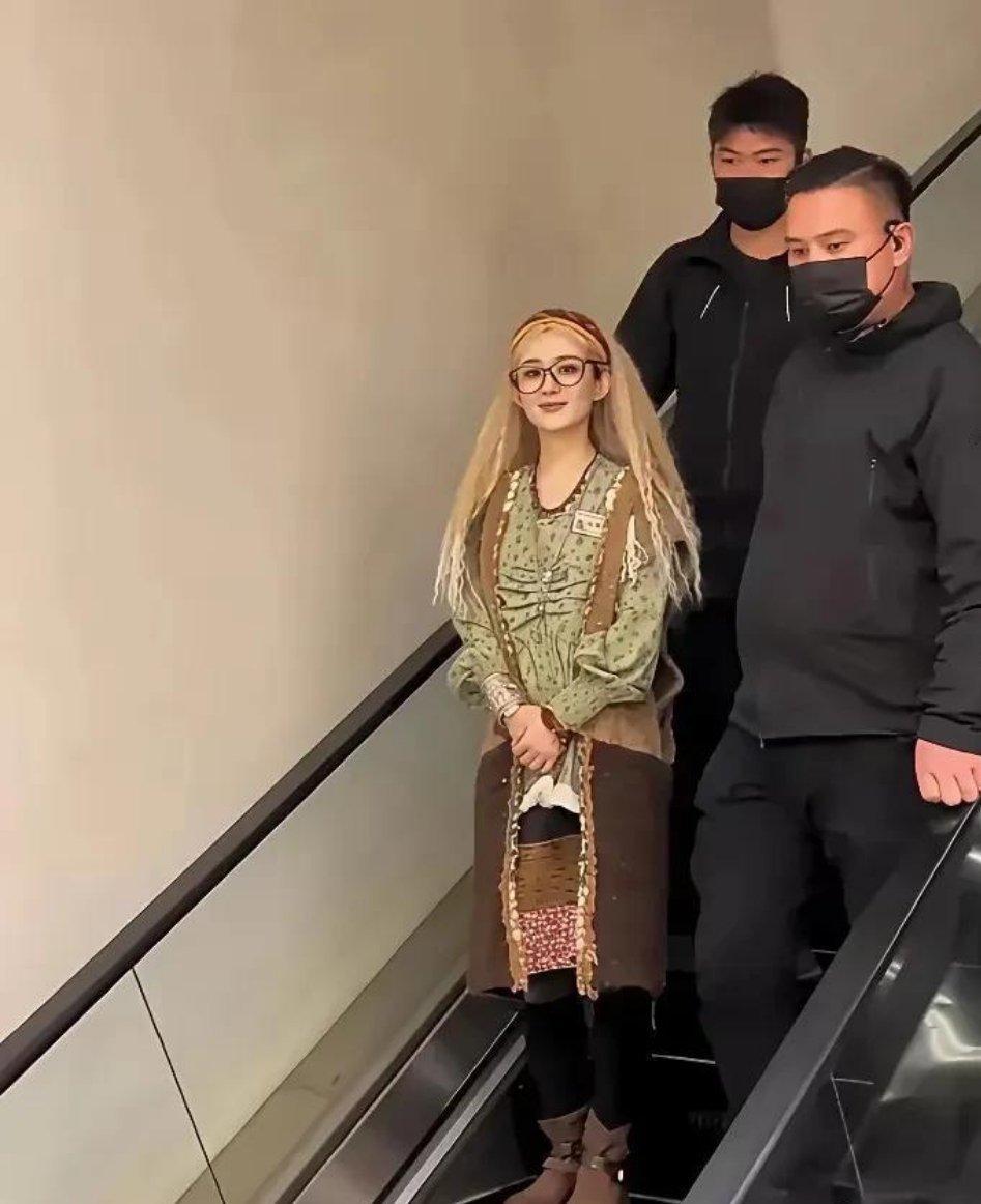 赵丽颖怎么换风格了，一下子好萝莉的感觉，但是感觉不适合她，毕竟已经当妈了 ​​​