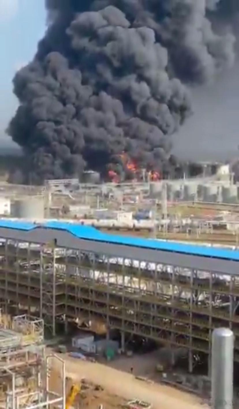 🔥在俄罗斯罗斯托夫地区，消防员连续第四天无法扑灭炼油厂的大火     新沙赫京