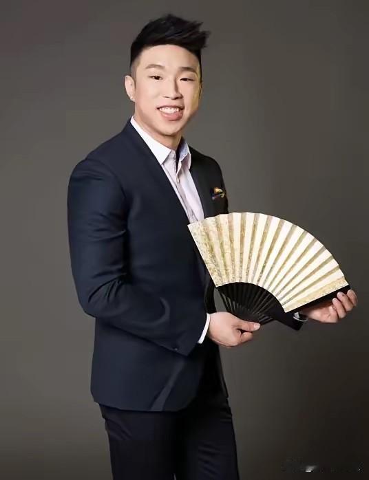 从《克拉恋人》的女强人到德云社烧饼的前女友，郭柯彤硬是一手好牌没按常理出牌。

