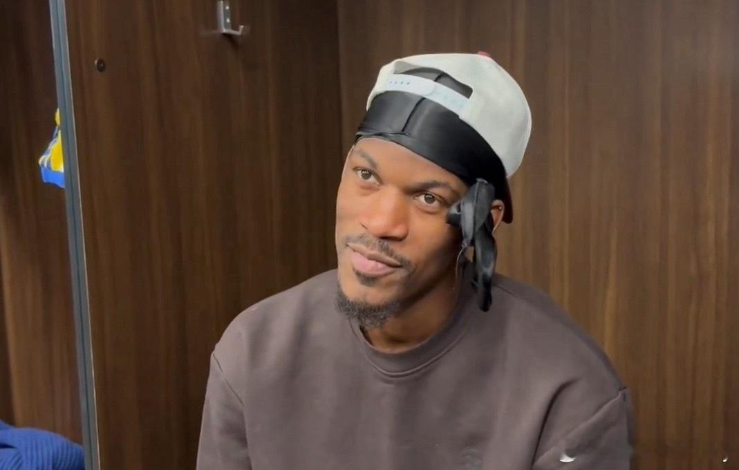 巴特勒随队来到了华盛顿接受采访：被问到：“过去这五周对你来说过得怎么样？很艰难吧