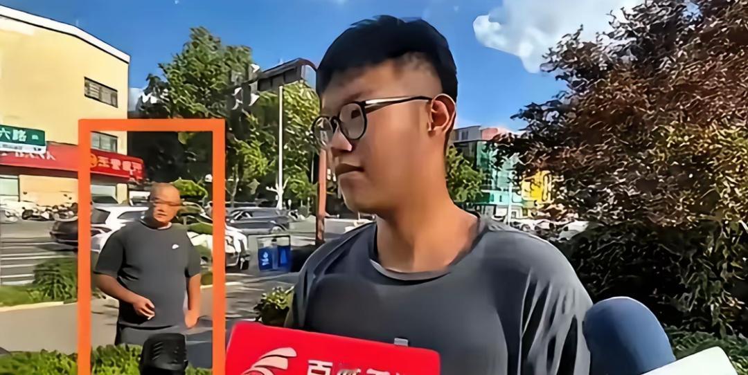 疯批姜润泽被一秒静音！

黑夹克男人只咳两声，他就闭嘴收声，像被拔掉电源。

镜