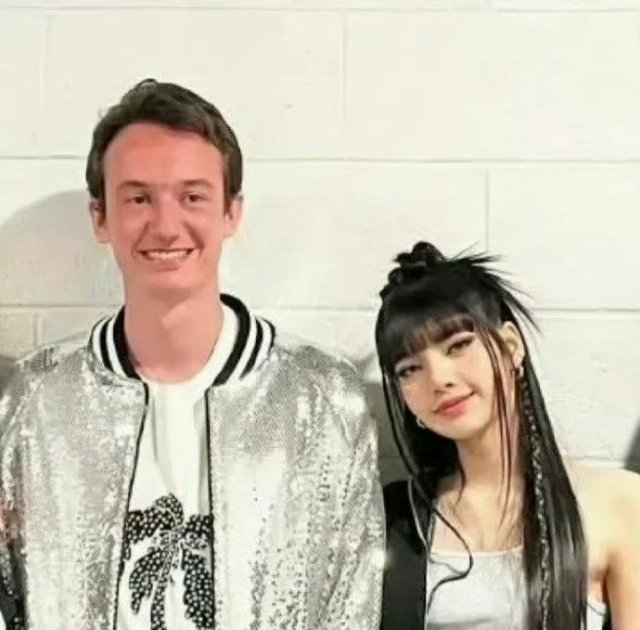 看lisa和三公子的合照，明显感觉lisa更倒贴。 ​​​