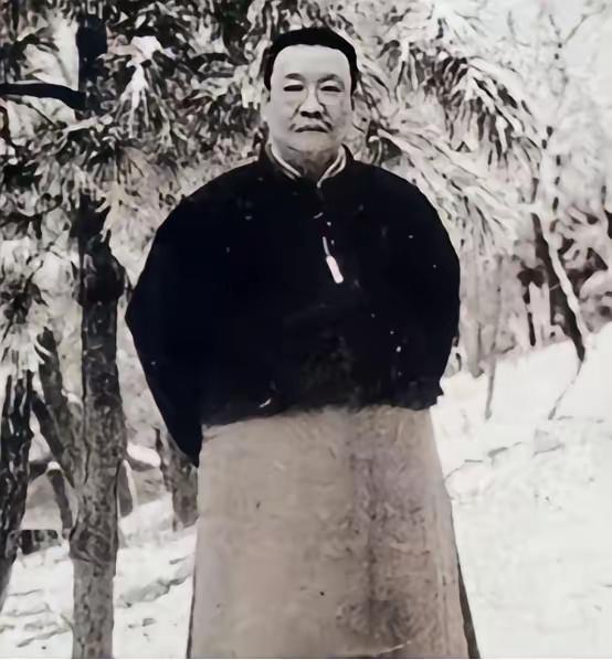 1879年浙江巡抚谭钟麟午睡之后，路过通房丫头卧室时与之发生关系，而就是这一次丫