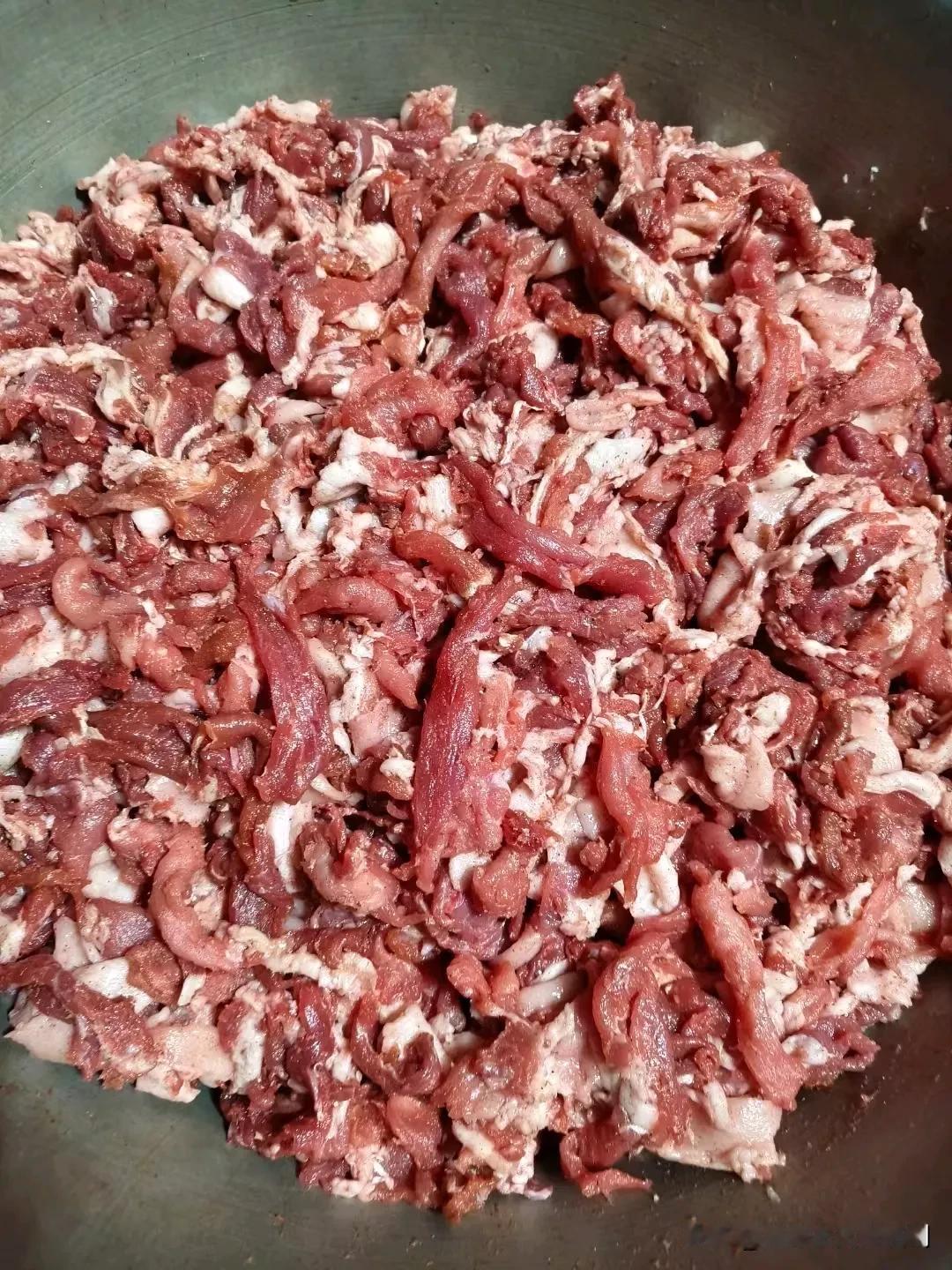 农村灌瘦肉肠，配料很少，最多草果面和监巴了。才能吃到原生原味的好香肠了。这几天杀
