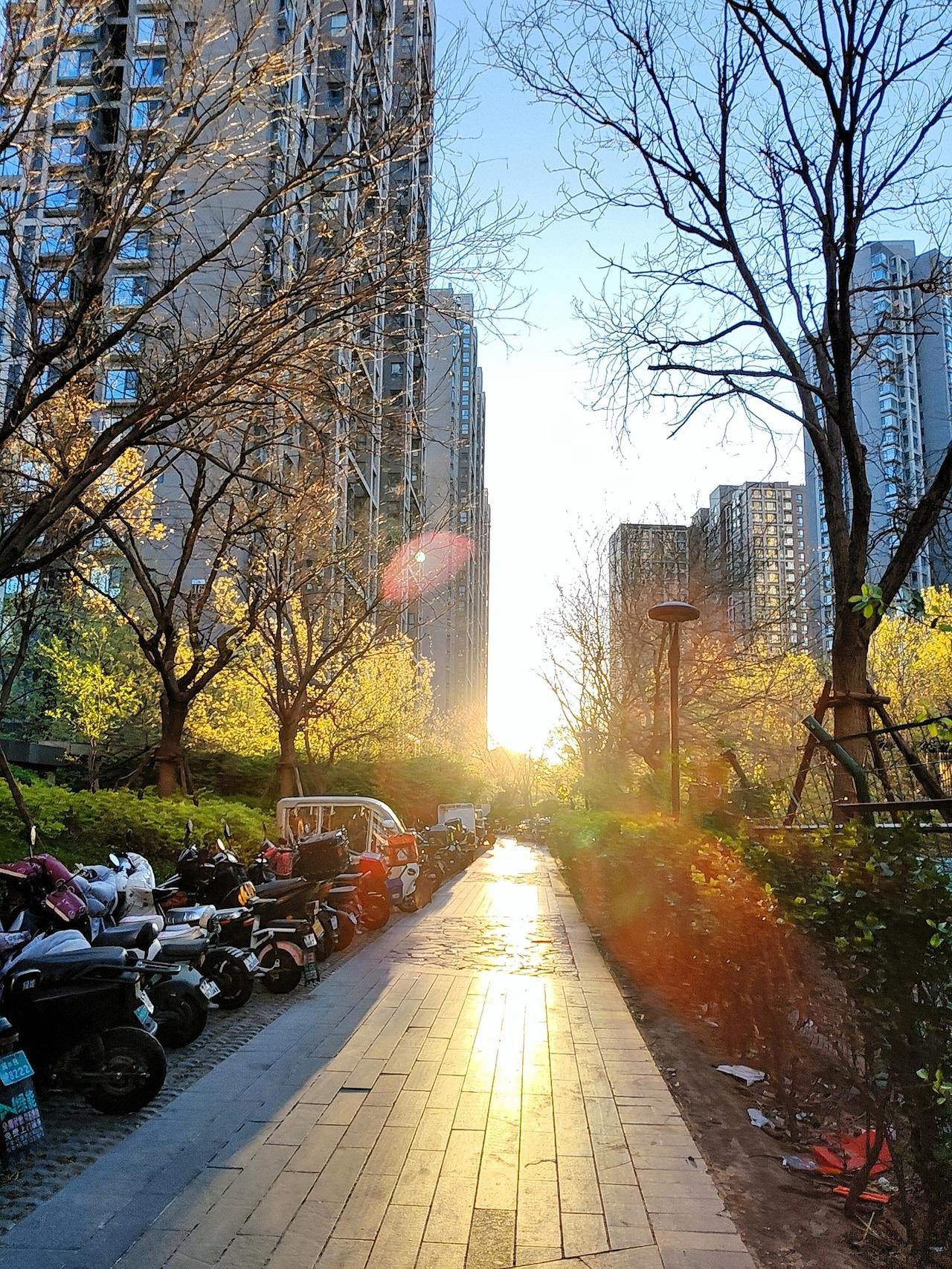 每次去北京医院或同仁医院看病，基本都会去附近的社区食堂解决午饭。
那天下着小雨，