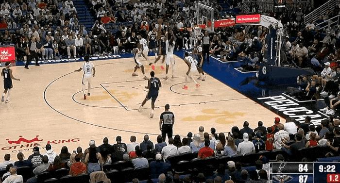 被你装到了！锡安隔着文班完成补扣！
在今天NBA常规赛鹈鹕对阵马刺的第四节比赛中
