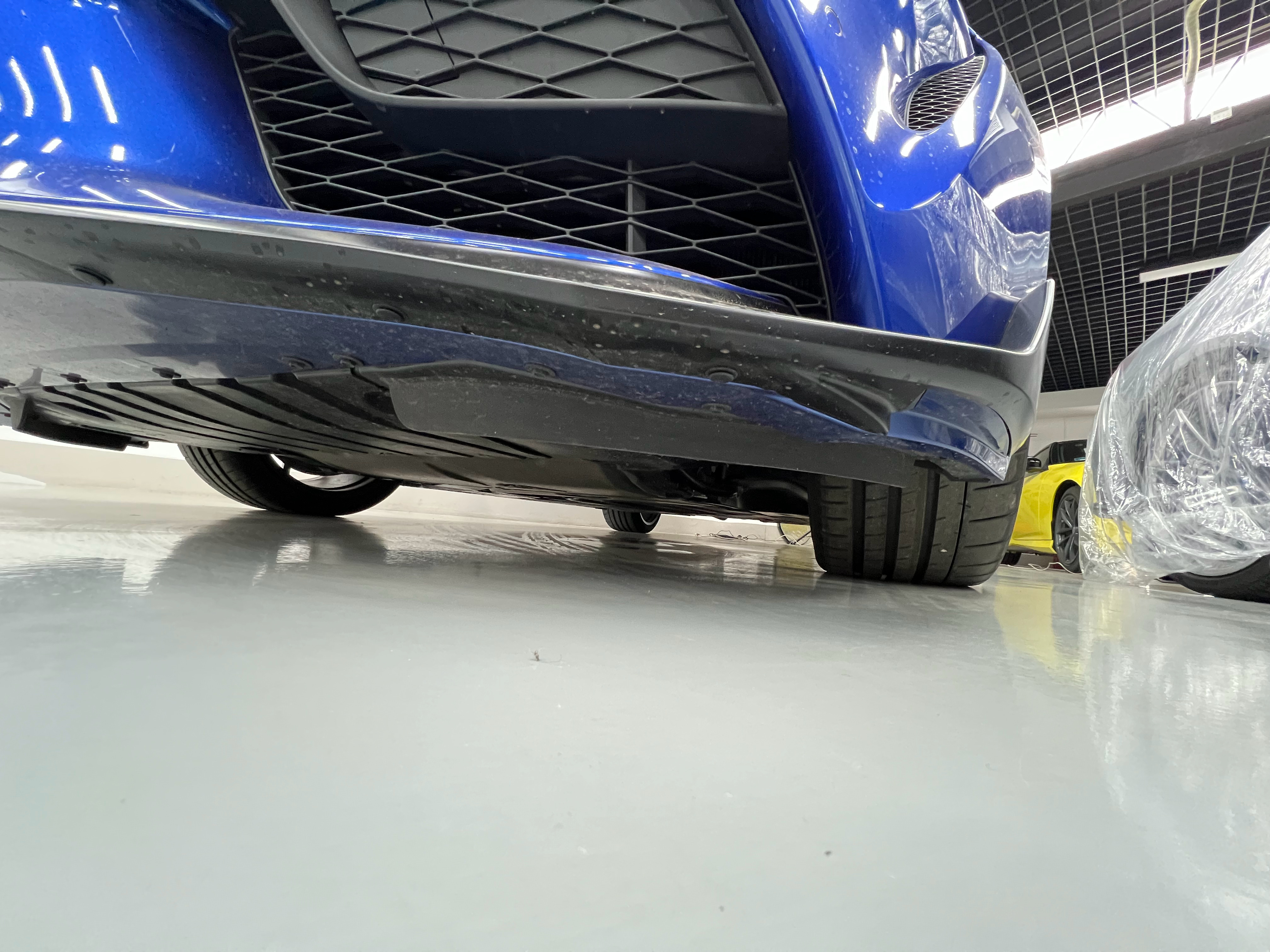 那天拆箱的时候就发现限量版的GR Supra和普通版，它底下的挡泥板就不太一样。