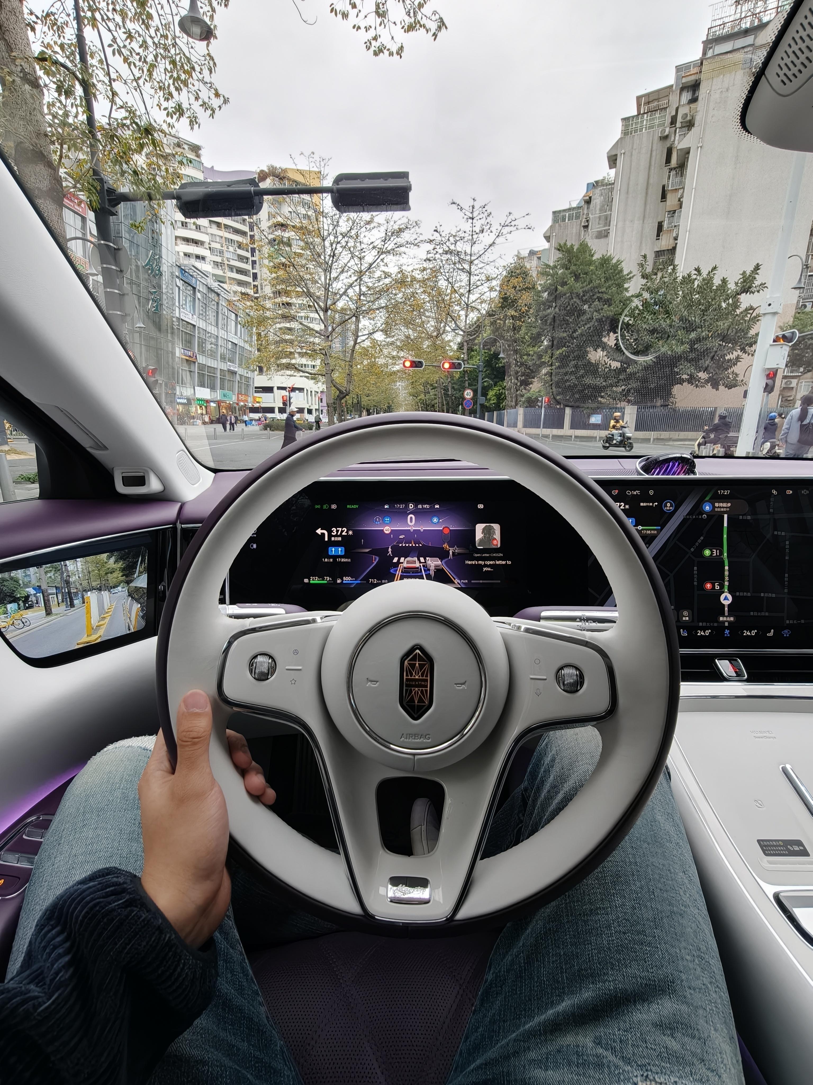 参加完了今年最后一场活动，摸到了荣耀Magic V6，这次的红色好看多了，而且荣