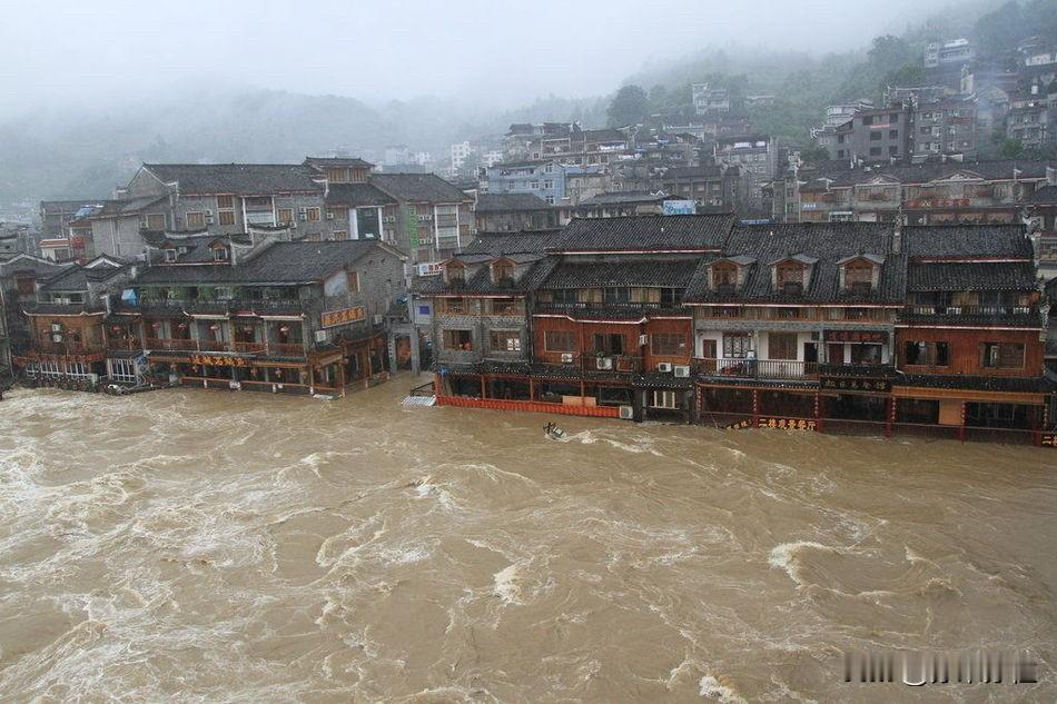 历史上今天：

2014年7月14日，湖南湘西凤凰古城因持续特大暴雨遭遇了超三百