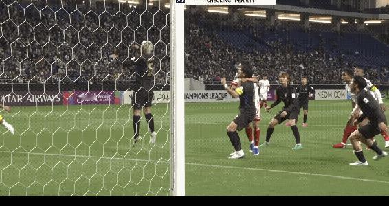 大阪钢巴这个队长今天是走背子啊，上半场一个手球给了曼谷联一个点球，下半场又是一个