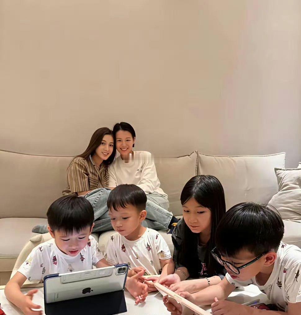 在寸土寸金的香港，贵为视后也难买豪宅，你看胡杏儿和钟嘉欣聚餐的餐厅 ​​​