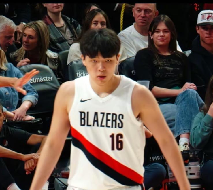 杨翰森不是不行，是开拓者没给他搭对台。
他站篮下策应、背身单打的本事，这儿没人要