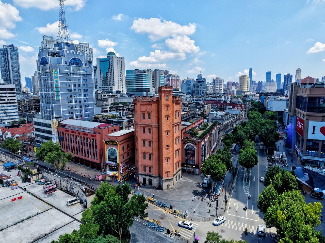 【百年水塔“潮”这看！博主探味汉口新地标】7月10日，“2026漫游江汉·不一Y