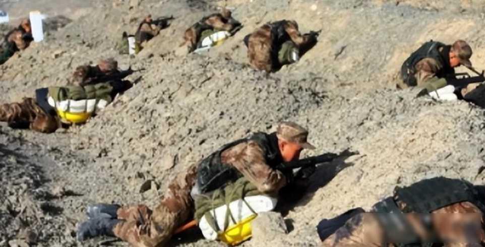 一位上过战场的老兵说，遇到爆炸时，千万不能让整个身体趴在地面上，但凡卧倒的没有一