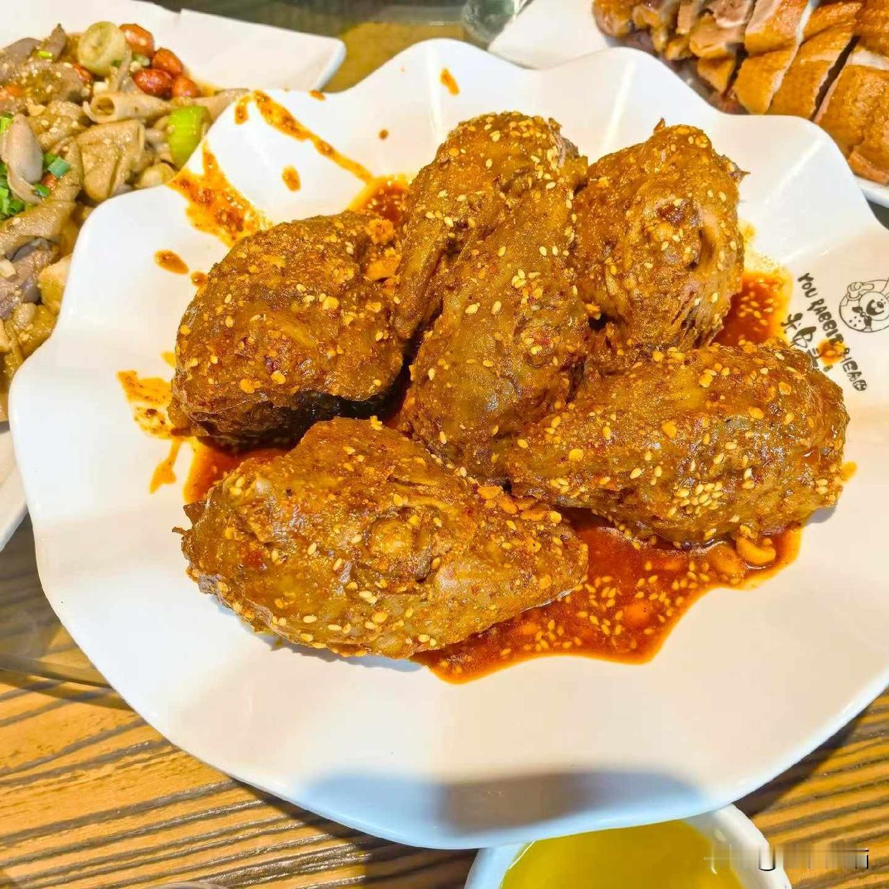 逛吃都江堰，直奔这家尤兔头，点好一桌美食：麻辣兔头、五香兔头、手撕烤兔、鲜锅兔、