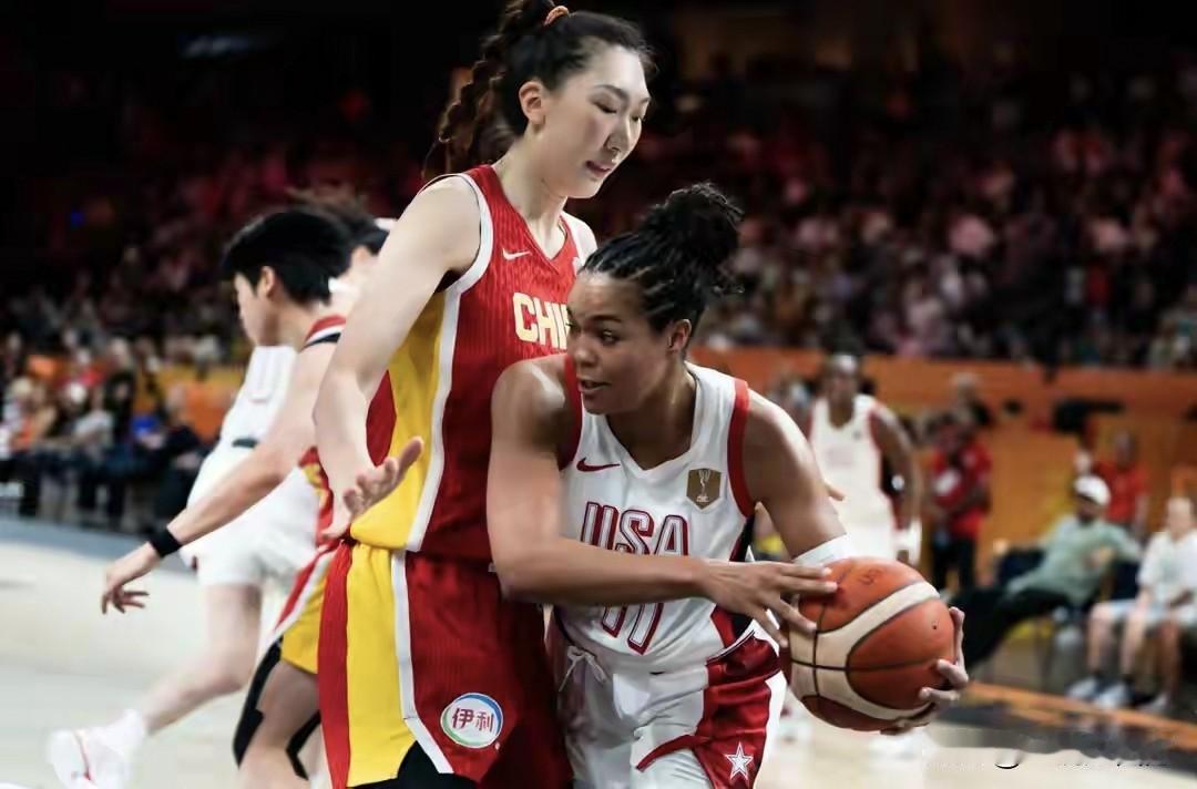 女篮世界杯在柏林开战，中国队在D组首轮以61-94惨败给美国女篮，张子宇和罗欣并