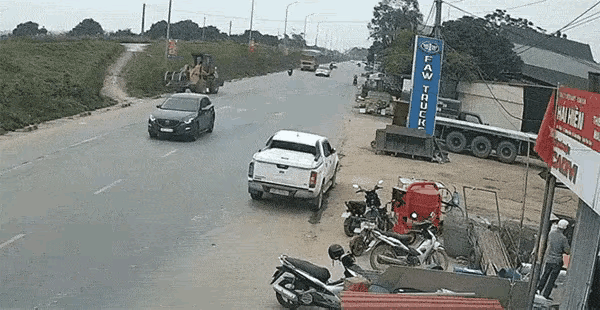 真是命该如此，骑车的人怎么也不会想到会有这样的事情发生