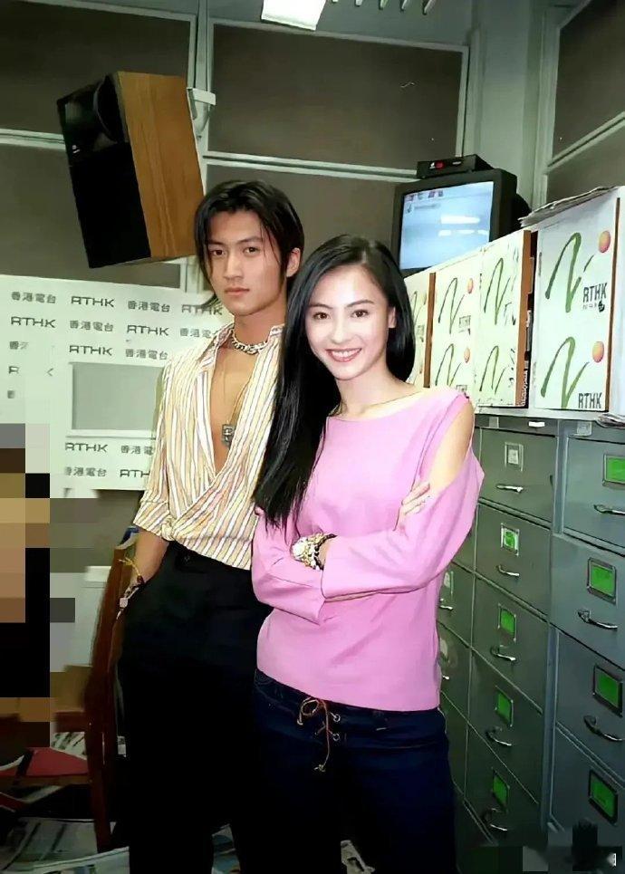 谢霆锋和张柏芝热恋时的照片曝光，二人同框甜蜜满溢。无论是同行时的默契互动，还是镜