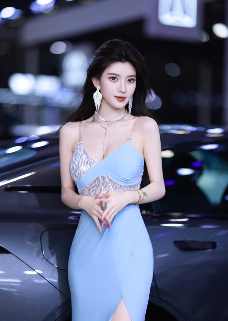 车旁美人倚，月色共徘徊。
广州